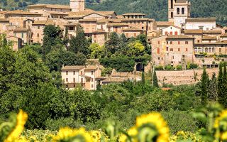 Blick auf Spello in Umbrien - (c) Marco Saracco/stock.adobe.com 