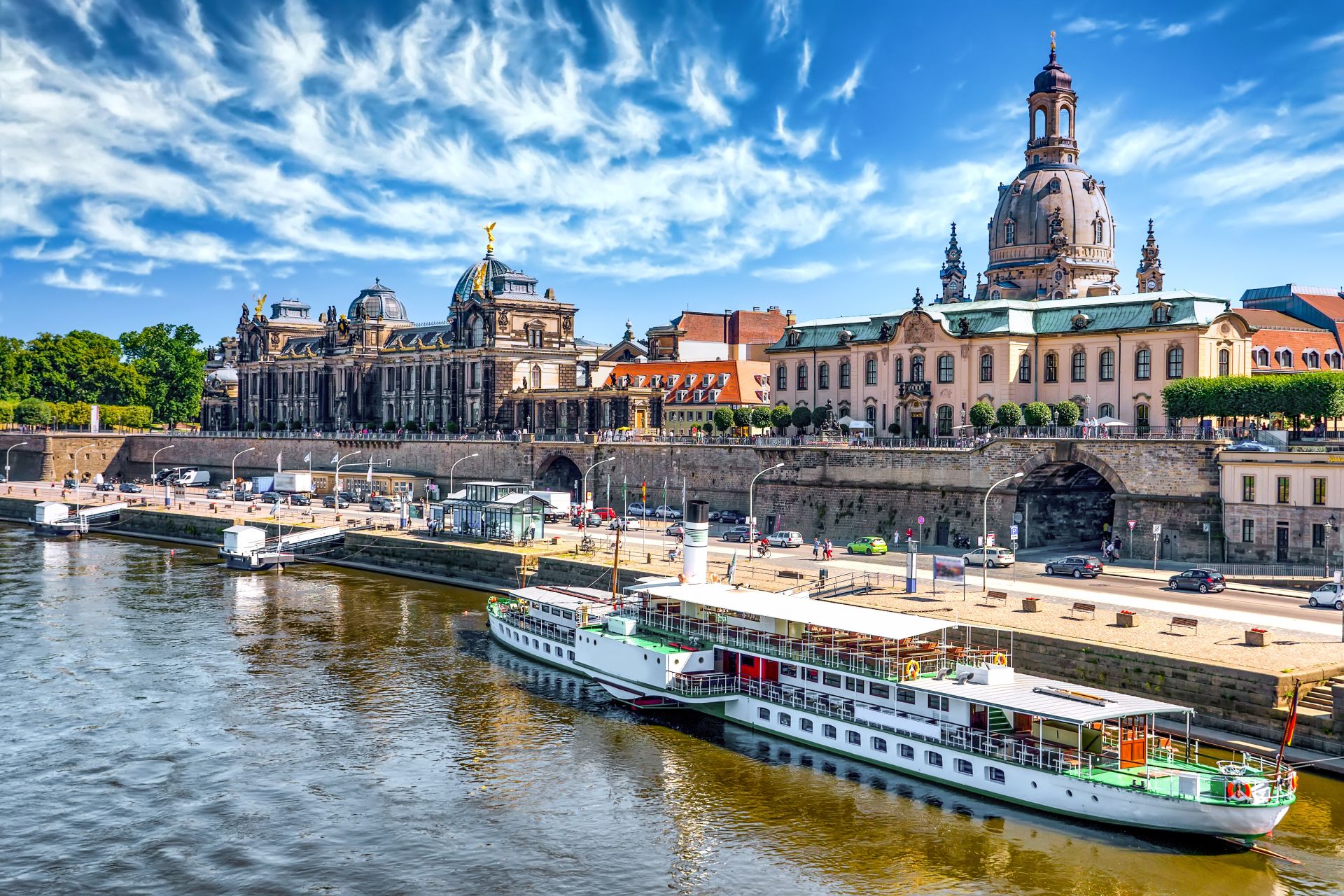 Die berühmten Elbterrassen in Dresden Die berühmten Elbterrassen in Dresden