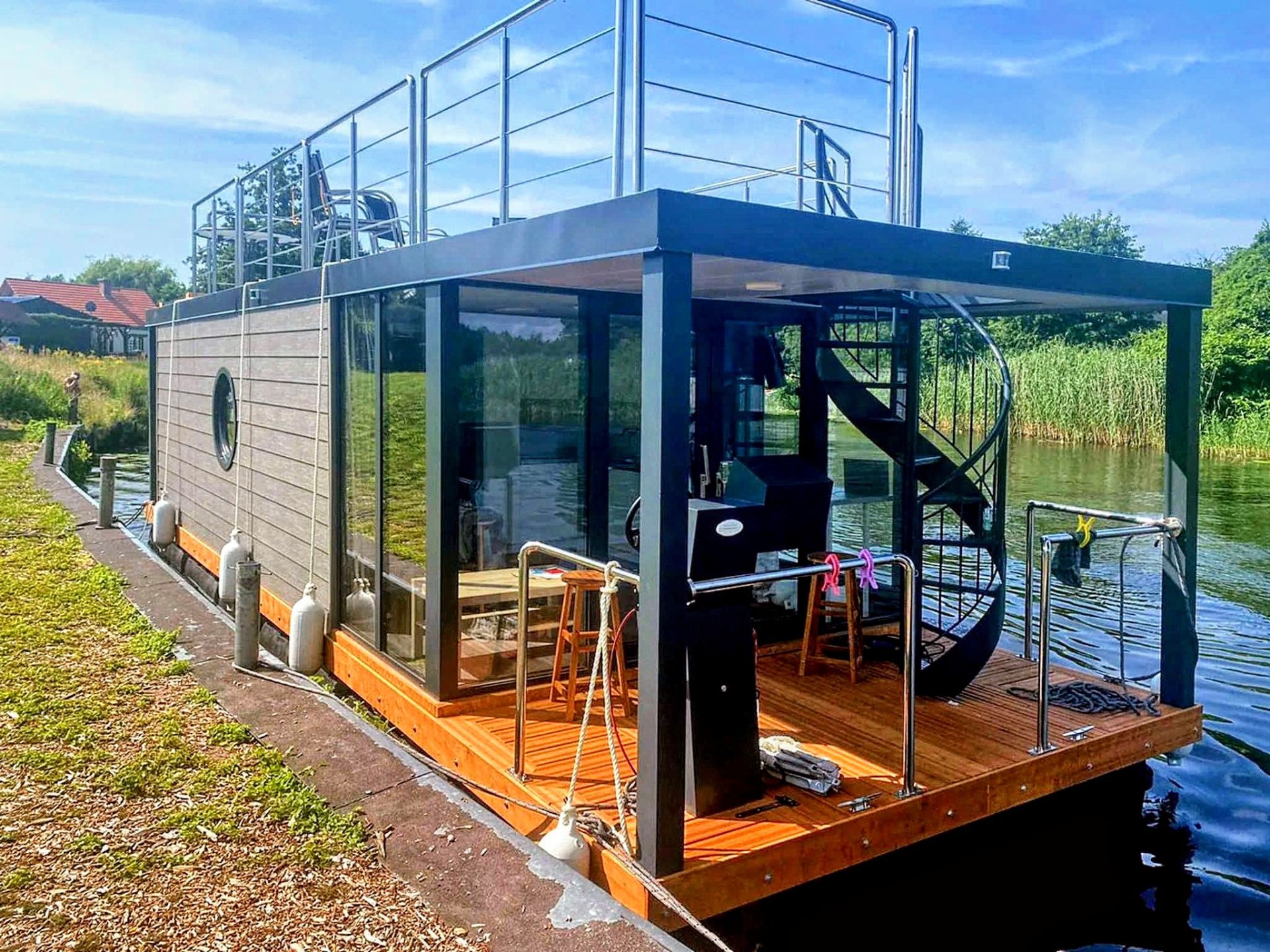 bestfewo.de: Bewegliches Ferienhaus für vier Personen mit zwei Schlafzimmern. Das komfortabel ausgestattete Hausboot liegt in der Marina Zehndick in der gleichnamigen Havelstadt in Brandenburg. Im Hausboot über die Havel schippern