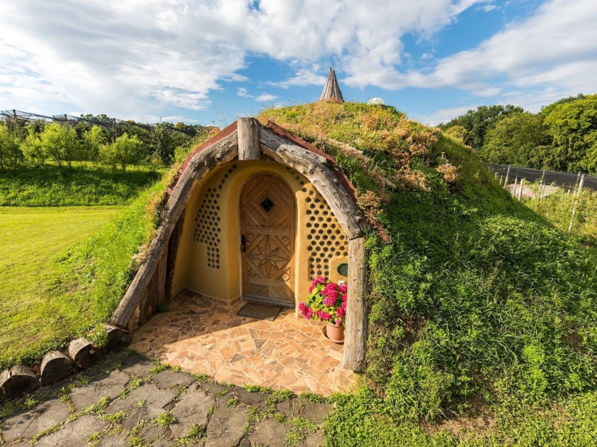 Ferienhaus für maximal vier Personen in einem Öko-Cottage Hobbit House in Ljutomer im Nordosten Sloweniens. Das Haus ist komplett aus den natürlichen Materialien Lehm und Holz gebaut und verfügt über eine Terrasse, auf der gerne ein guter Tropfen verköstigt wird. Ljutomer hat eine sehr lange Weinanbautradition. Bei den Hobbits wohnen