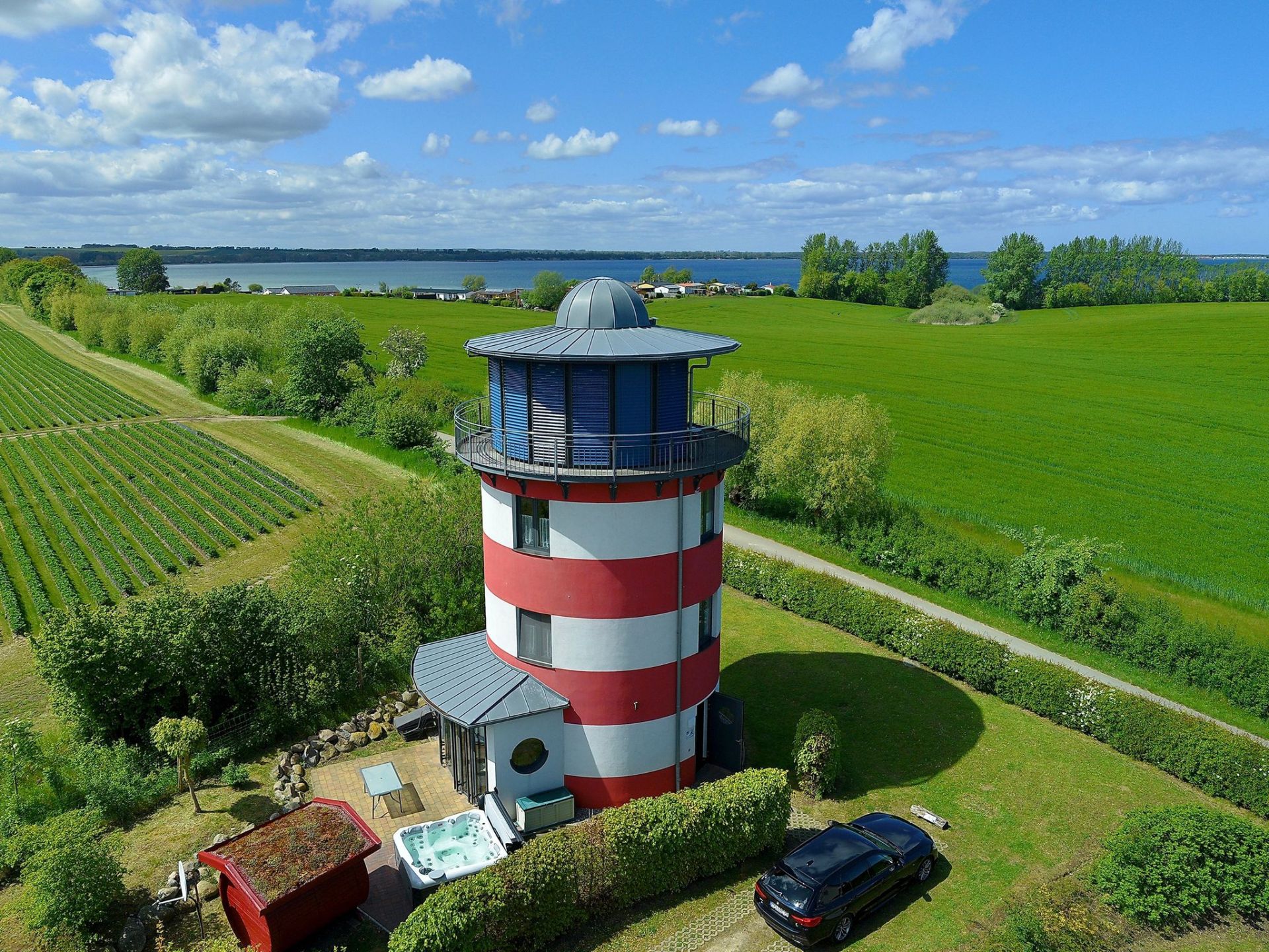 Ferienhaus für sechs Personen in einem Leuchtturm in Hohenkirchen an der Ostsee. Ausgestattet mit drei Schlafzimmern, Wohnzimmer, zwei Bädern plus Gäste-WC, moderner Küche, Sauna, Whirlpool und Außenbecken lässt sich das Leben im Leuchtturm durchaus genießen. Vom Premium-Leuchtturm aufs Meer schauen