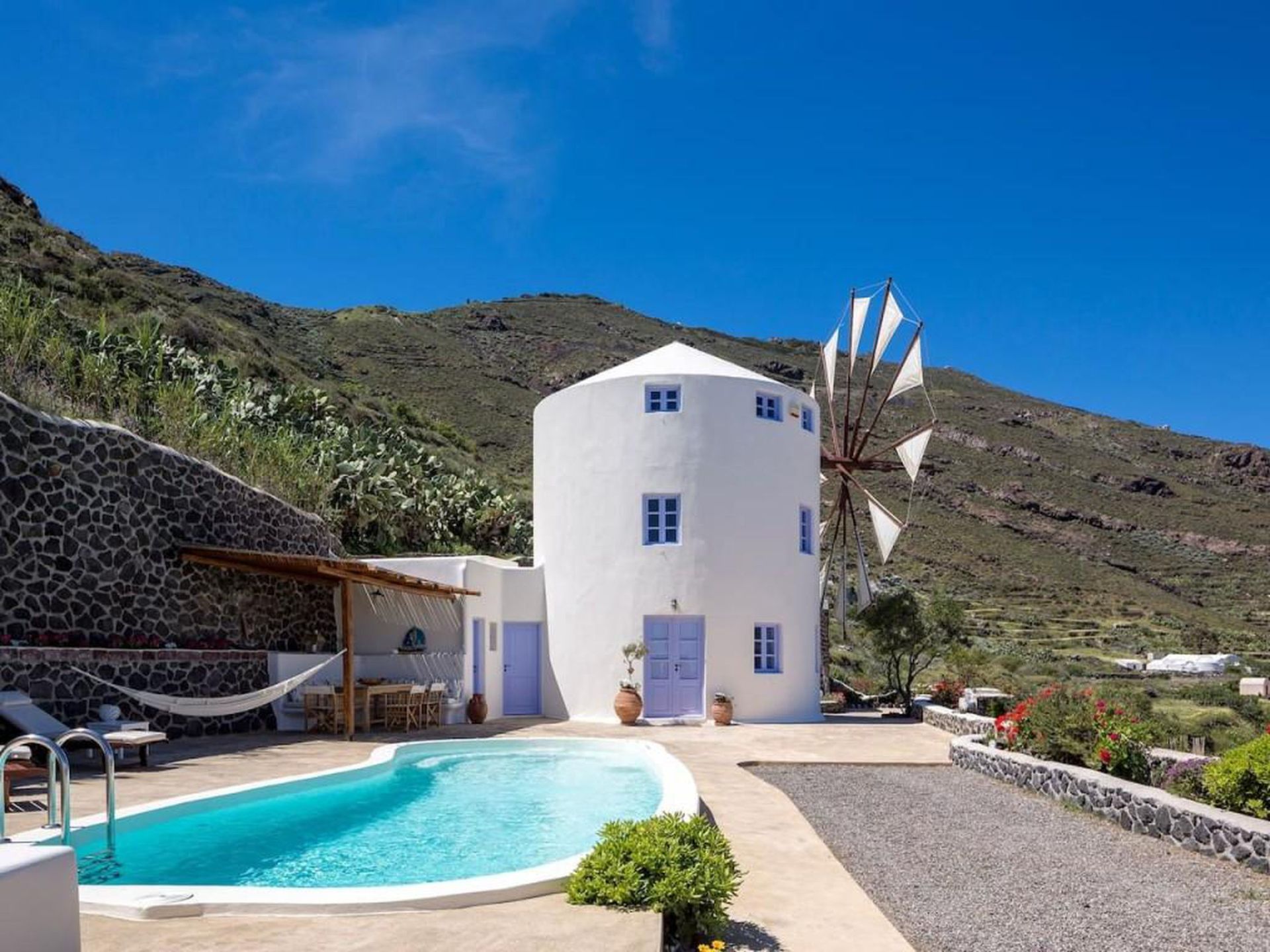 bestfewo.de: Ferienhaus für maximal sechs Personen in einer griechischen Mühle in Panagia Kalou auf Santorini. Die im traditionellen Stil erbaute Unterkunft auf der wunderschönen Kykladeninsel verfügt über zwei Schlafzimmer, zwei Bäder und einen Wohn-Essbereich inklusive Küche sowie einen eigenen Pool. Ab 240,00 € / Nacht. Windmühle: In griechisches Flair eintauchen
