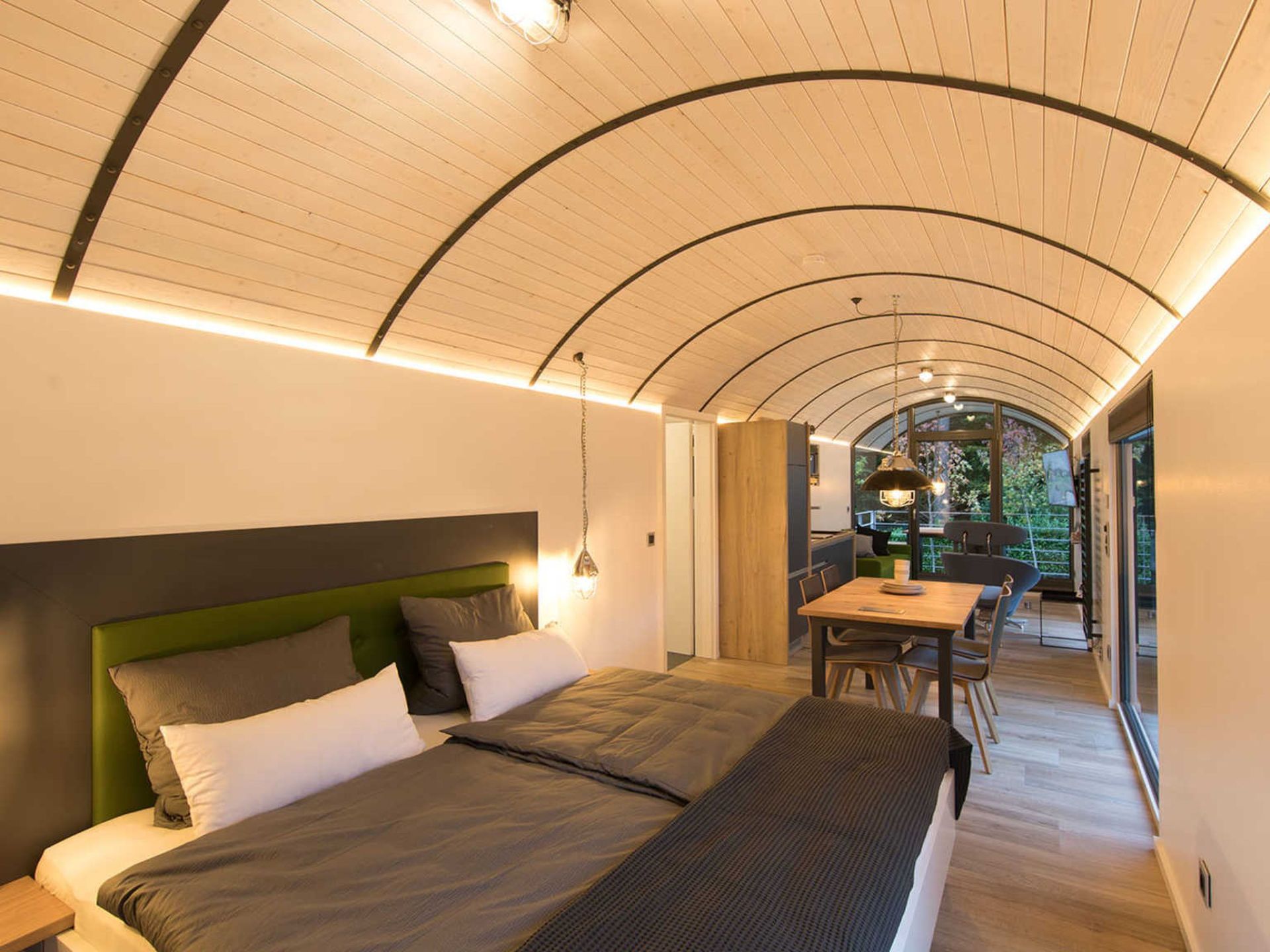 bestfewo.de: Apartment für maximal drei Personen in einem luxuriös umgebauten Zugwaggon in Stadtlohn im Münsterland. Diese Ferienwohnung ist nicht nur abgefahren, sie besticht auch durch die moderne, komfortable Ausstattung und das stylische Design. Luxus im Eisenbahnwaggon erleben