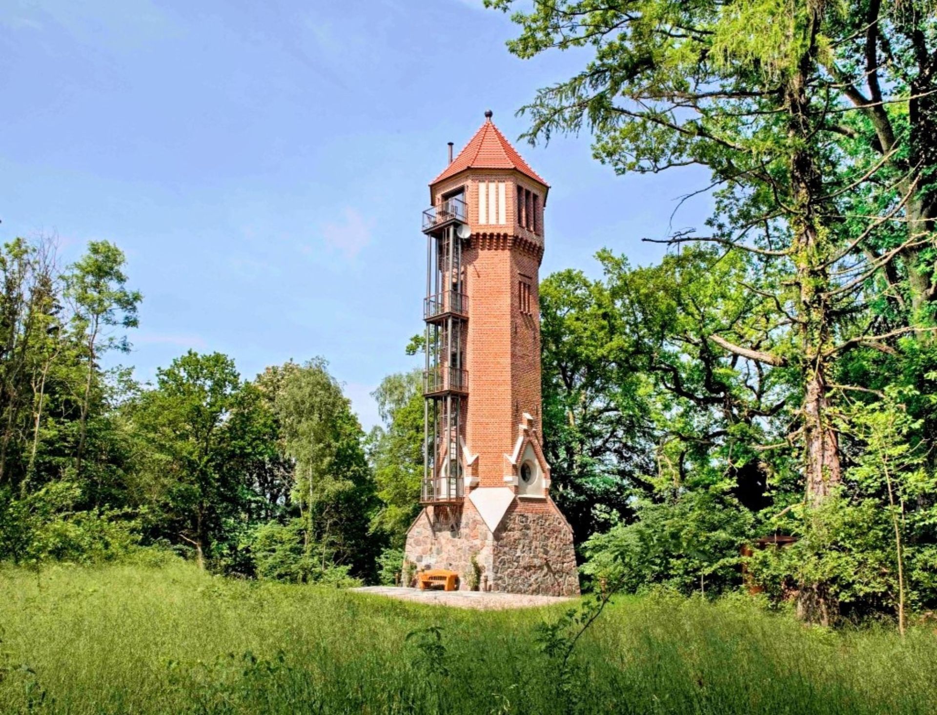 Ferienwohnung für zwei Personen in einem alten Wasserturm in Kuchelmiß in Mecklenburg-Vorpommern. 70 Quadratmeter verteilt auf vier Etagen – in dem stilvoll gestalteten Turm lässt sich wunderbar Zeit miteinander verbringen: vor dem Kamin, in der freistehenden Badewanne oder auf Spaziergängen in dem wunderschönen Nebeltal Turm-Romantik im Nebeltal genießen