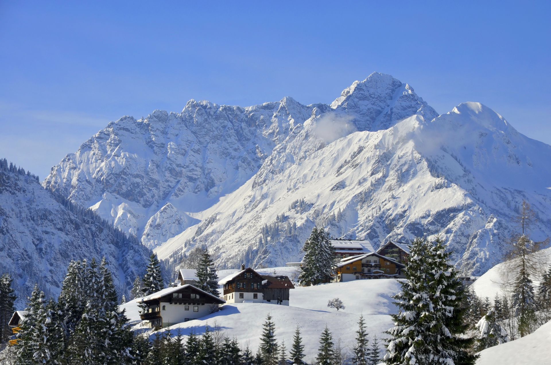 Bergdorf im Winter im verschneiten Kleinwalsertal