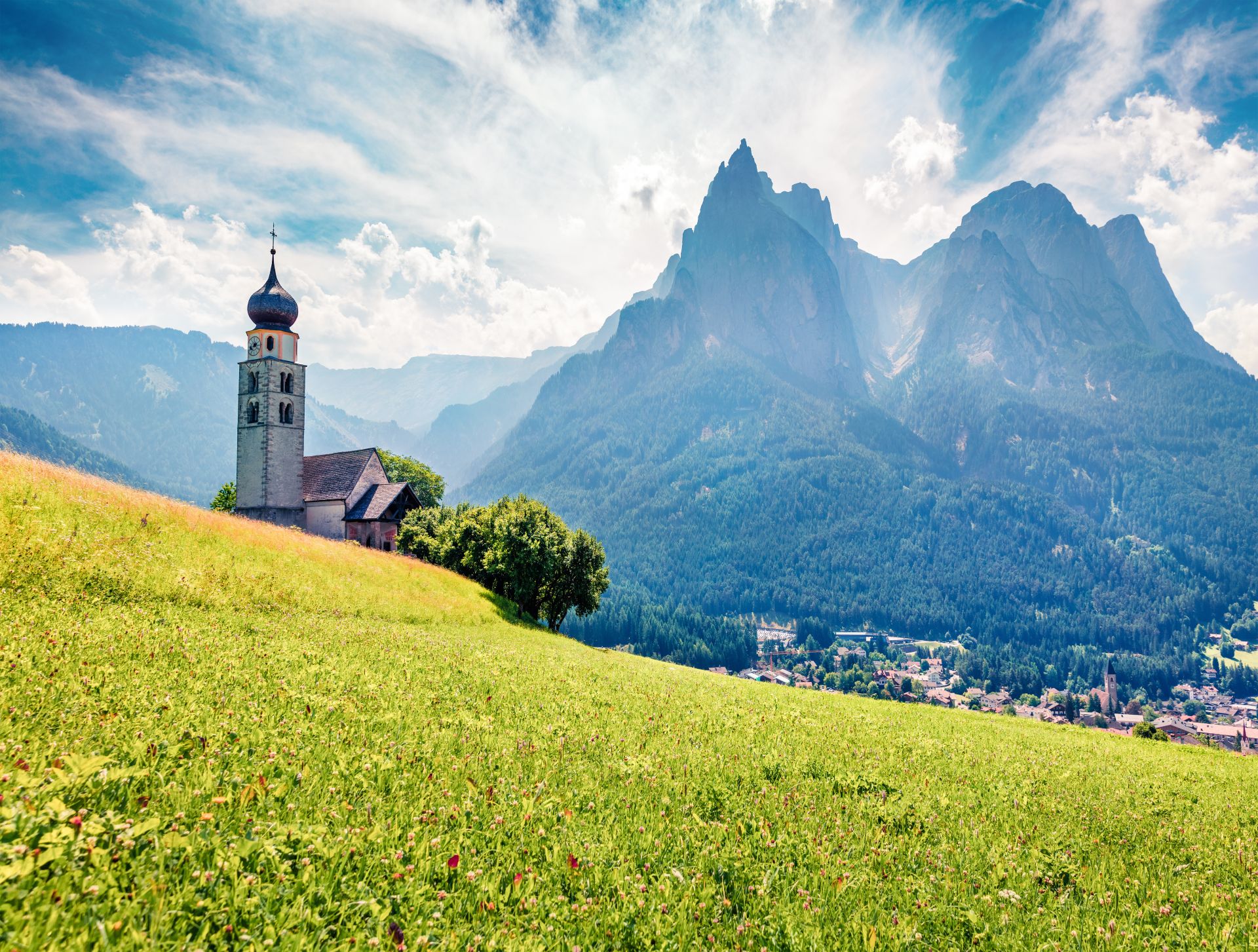 Die malerische San Valentino Kirche bei Kastelruth 