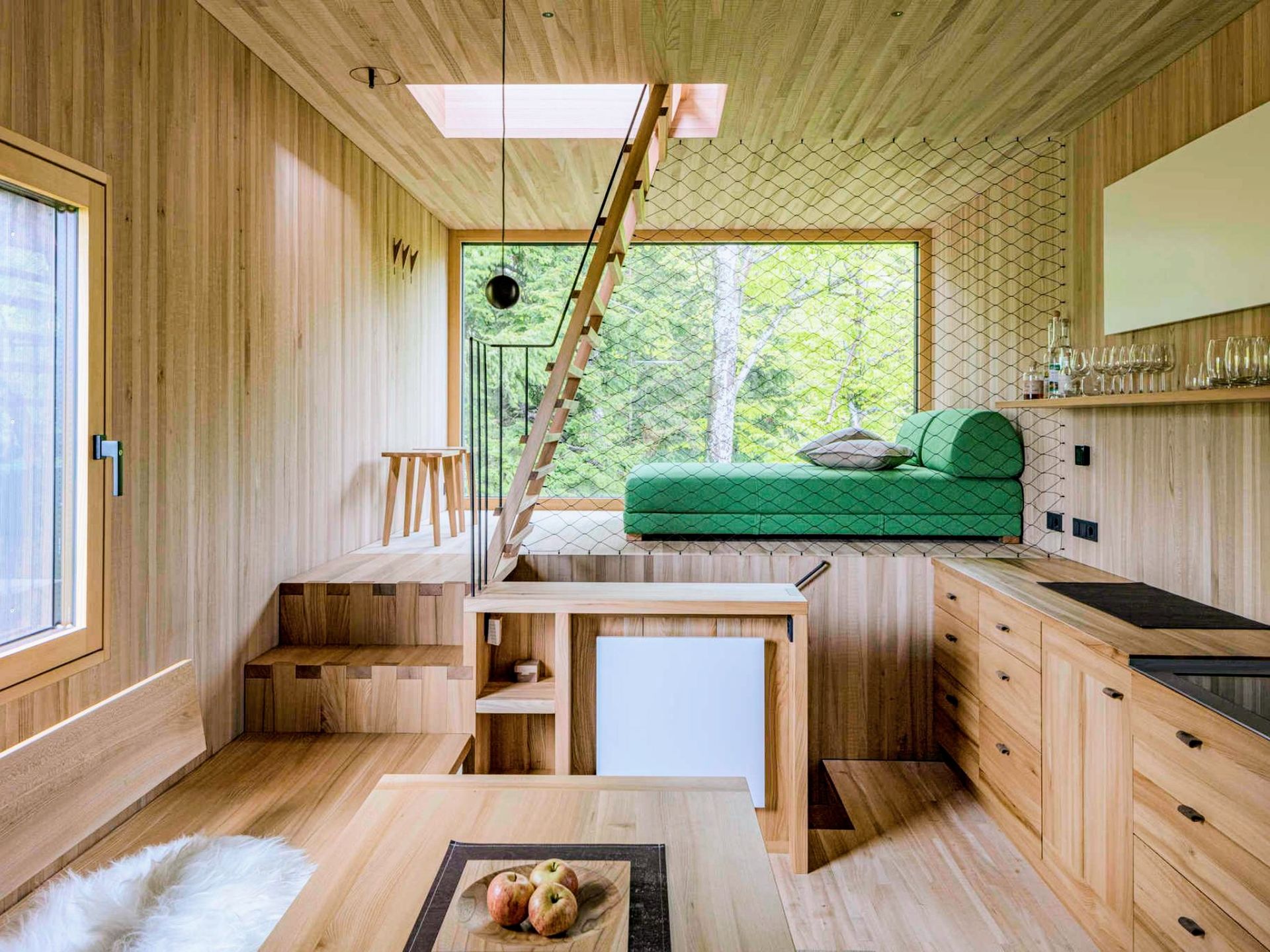 Urgemütliche Unterkunft in den Gipfeln für maximal vier Personen mit Schlafkoje und französischer Liege. Modernes und komfortabel ausgestattetes Baumhaus direkt am Waldesrand von Oberköhler im österreichischen Vorarlberg. Ein Baumhaus im Bregenzerwald beziehen