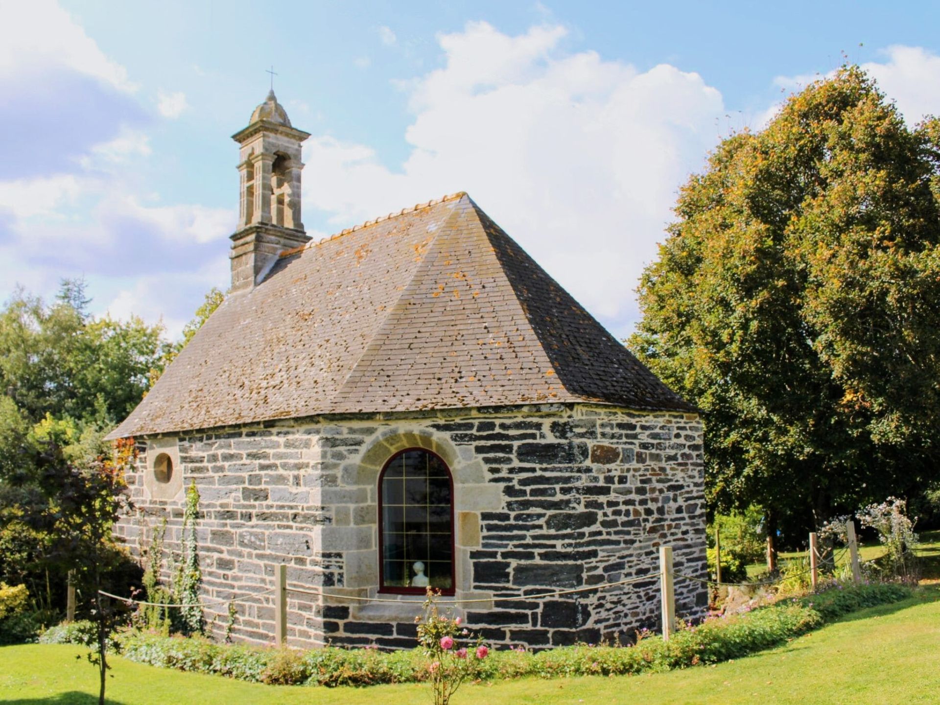Ferienwohnung für maximal zwei Personen in einer aus dem 17. Jahrhundert stammenden, kleinen Kapelle in der Bretagne. Das geschmackvoll renovierte Gebäude liegt in einer Parkanlage in der Nähe des kleinen Dorfes Briec, 20 Autominuten von der Küste entfernt. Eine französische Kapelle bewohnen