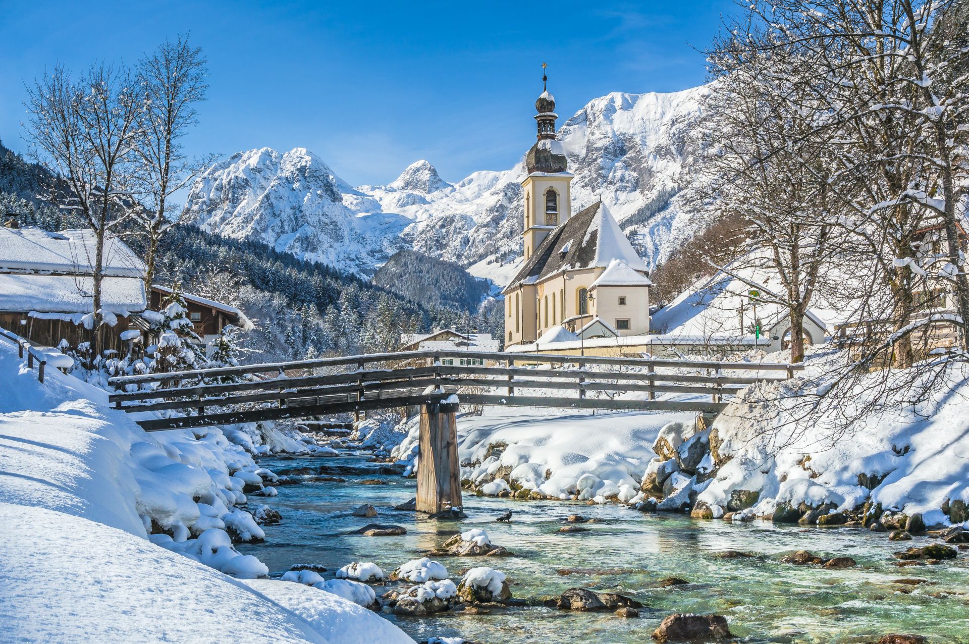 Verschneite Kirche in Ramsau im Berchtesgadener Land