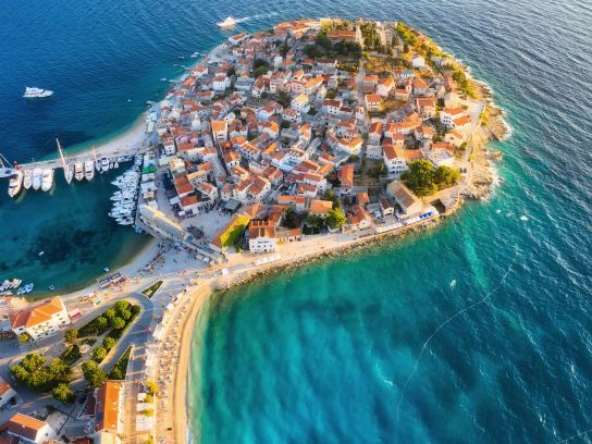 Primošten: eine Perle an Kroatiens Küste - (c) tuomaslehtinen/adobe.com