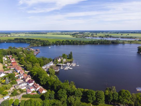 Hier finden Sie Ferienwohnungen und Ferienhäuser an der Müritz Teaser Urlaub in Röbel an der Müritz