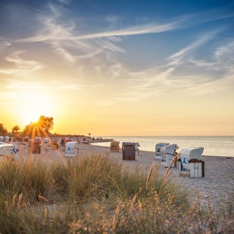 Strandkörbe im Sonnenuntergang in Heiligenhafen