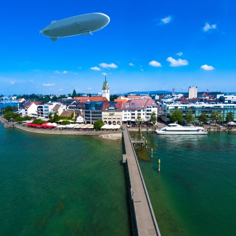 Zeppelin über Friedrichshafen