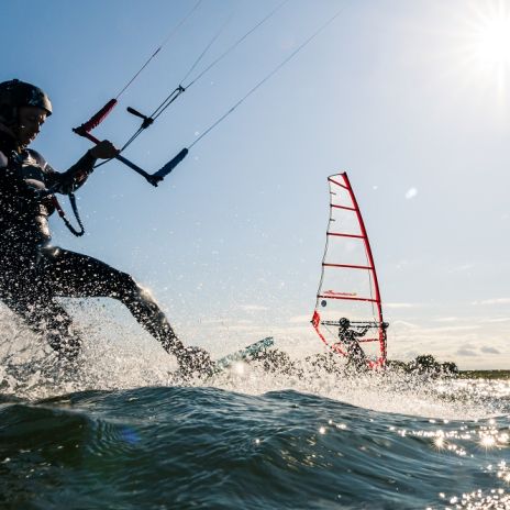 Kitesurfen und Windsurfen Kitesurfen und Windsurfen