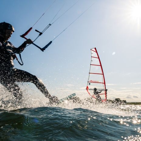 Kitesurfen und Windsurfen