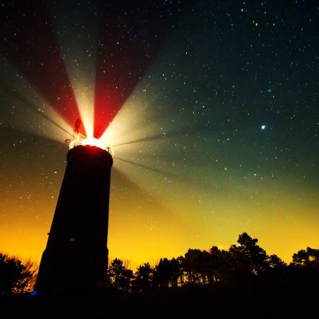 Böhler Leuchtturm bei Nacht