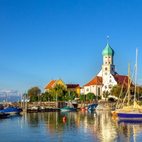 Hafen und Kirche in Wasserburg am Bodensee