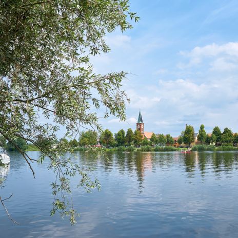 Urlaub in Brandenburg mit Seeblick auf die Insel Werder am Fluss Havel bei Potsdam