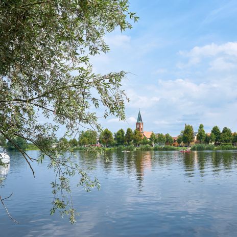 Urlaub in Brandenburg mit Seeblick auf die Insel Werder am Fluss Havel bei Potsdam Urlaub in Brandenburg mit Seeblick auf die Insel Werder am Fluss Havel bei Potsdam