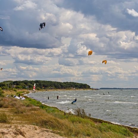Kite-Surfer am Ufer bei Thiessow