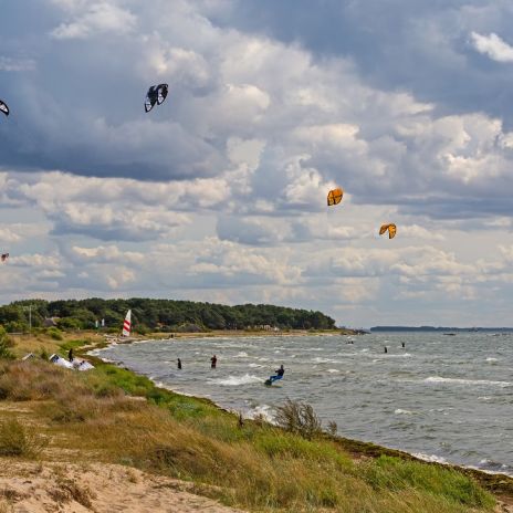 Kite-Surfer am Ufer bei Thiessow Kite-Surfer am Ufer bei Thiessow