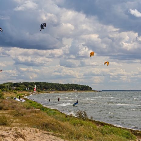 Kite-Surfer am Ufer bei Thiessow