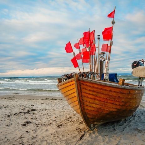 Fischerboot am Strand von Binz