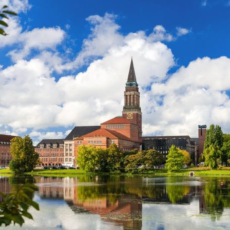 Kleiner Kiel mit Rathausturm und Opernhaus