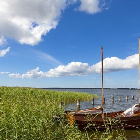 Segelboote am Bodden in Fuhlendorf