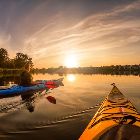 Kanutour bei Sonnenuntergang auf dem See