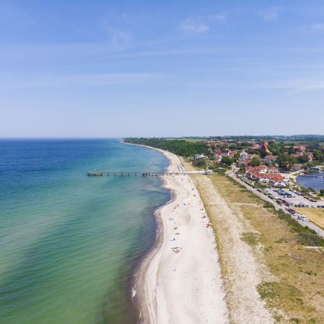 Luftaufnahme von Strand und Hafen in Rerik