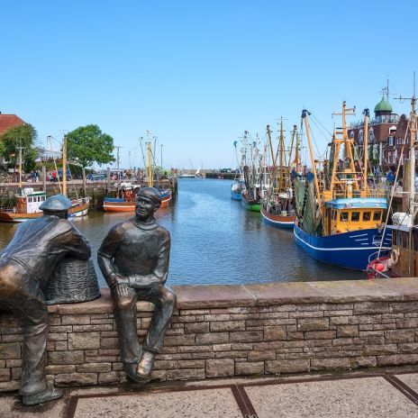 Plastik im Kutterhafen von Neuharlingersiel Plastik im Kutterhafen von Neuharlingersiel