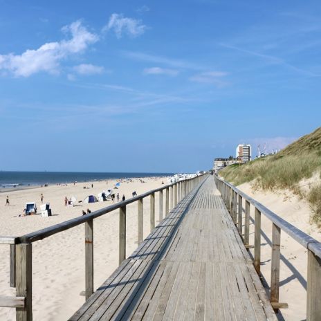 Hölzerne Strandpromenade von Westerland auf Sylt Hölzerne Strandpromenade von Westerland auf Sylt