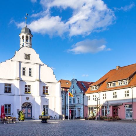 Rathaus und Markt in Wolgast