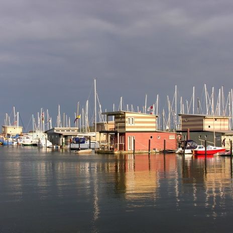Hausboote im Hafen von Lauterbach (Rügen)