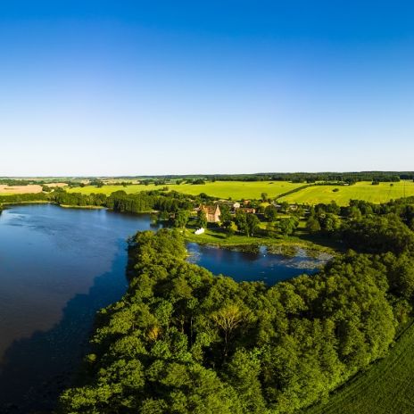 Schloss Ulrichshusen mit Ulrichshusener See Schloss Ulrichshusen mit Ulrichshusener See