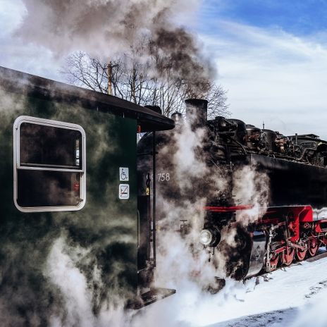 Schmalspurbahn im Zittauer Gebirge im Winter Schmalspurbahn im Zittauer Gebirge im Winter