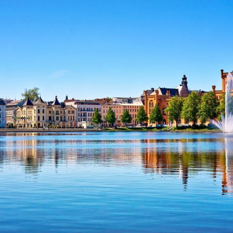Pfaffenteich und Blick auf die Altstadt von Schwerin Pfaffenteich und Blick auf die Altstadt von Schwerin