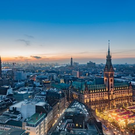 Rathaus und Weihnachtsmarkt in Hamburg