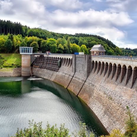 Staumauer am Biggestausee bei Attendorn Staumauer am Biggestausee bei Attendorn