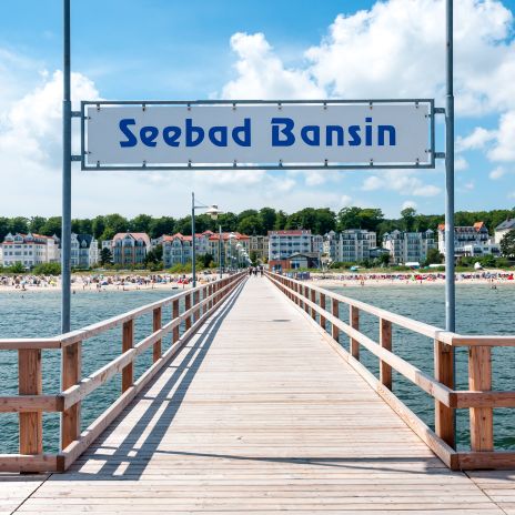 Seebrücke von Bansin auf Usedom mit Blick auf den Ort Seebrücke von Bansin auf Usedom mit Blick auf den Ort