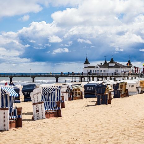 Strandkörbe und Seebrücke in Ahlbeck Strandkörbe und Seebrücke in Ahlbeck