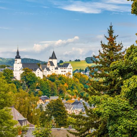 Schwarzenberg im Erzgebirge mit St. Georgen-Kirche und Schloss Schwarzenberg im Erzgebirge mit St. Georgen-Kirche und Schloss
