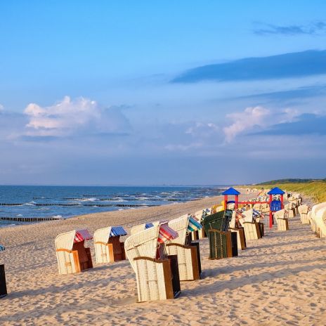 Ostseestrand mit Strandkörben in Graal-Müritz Ostseestrand mit Strandkörben in Graal-Müritz