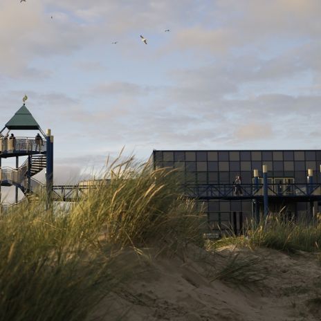 Strand mit Blick auf Haus des Gastes in Norden-Norddeich