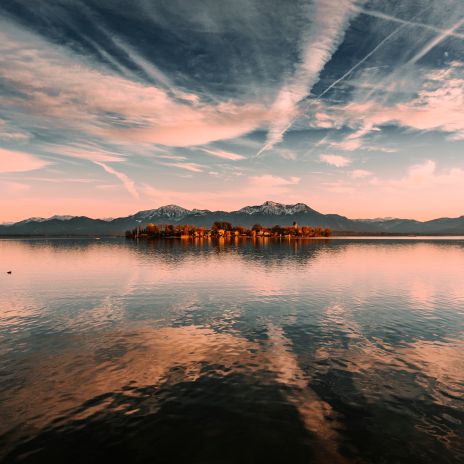 Blick zur Fraueninsel im Chiemsee im Chiemgau Blick zur Fraueninsel im Chiemsee im Chiemgau