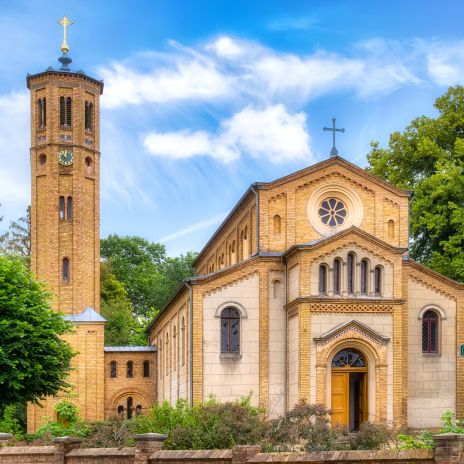 Urlaub in Brandenburg die historische Dorfkirche in Caputh-Schwielowsee