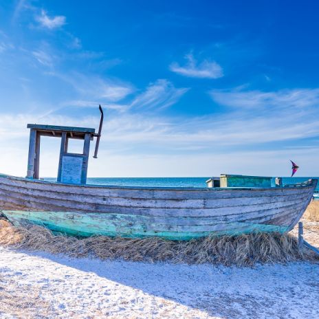 Fischkutter am Strand der Seebrücke Zingst