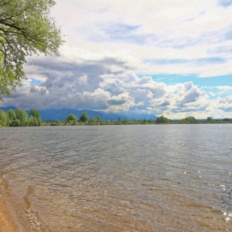 Blick Richtung Alpen in Übersee am Chiemsee