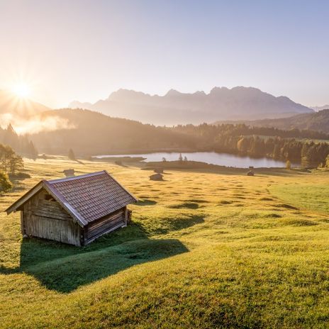 Blick auf die Karwendel-Berge in Bayern_AdobeStock_125055462 Blick auf die Karwendel-Berge in Bayern_AdobeStock_125055462